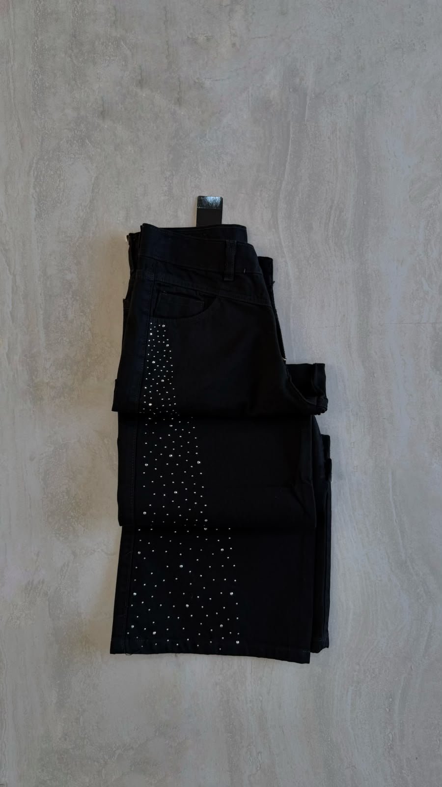 6247ee92-4a6b-4f1f-878f-da52062b4076 Jeans recto negro con strass - Imagen 1