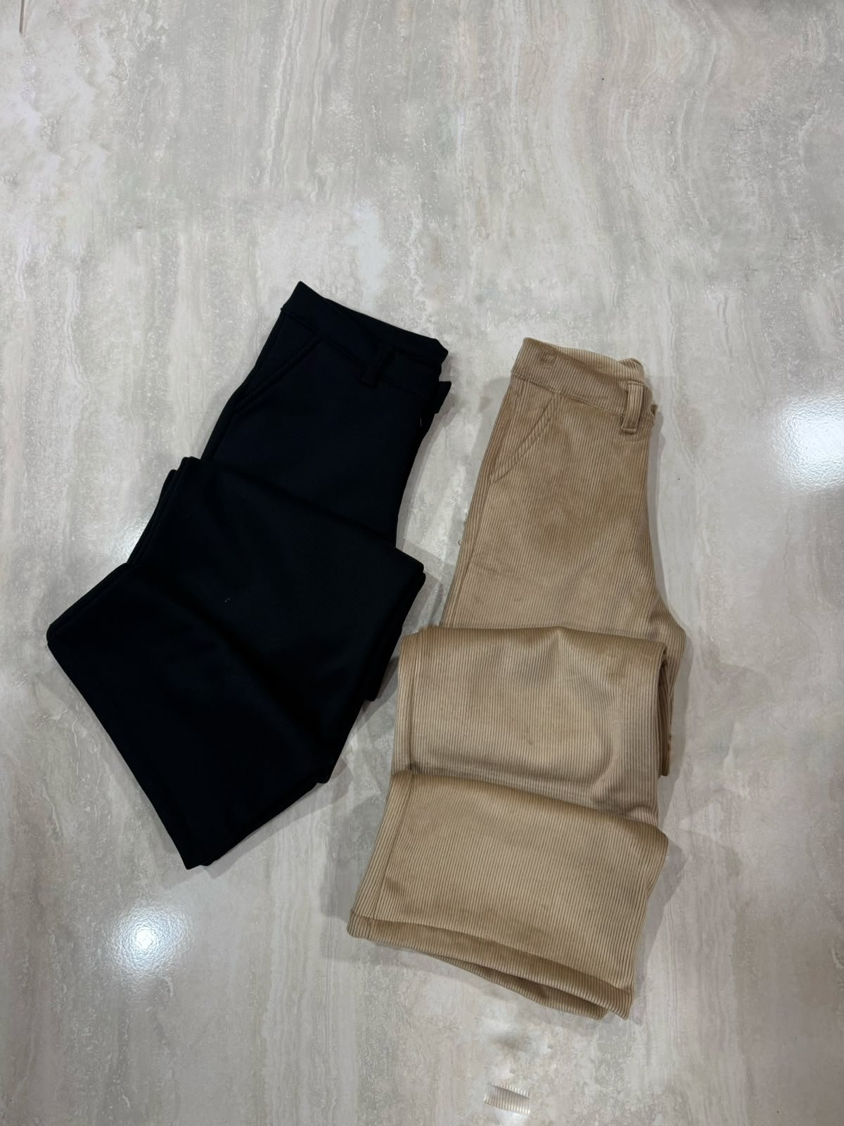 91f792d3-a69c-49c3-b4d8-8a61433e7d45 Pantalon tiro alto recto de pana - Imagen 1