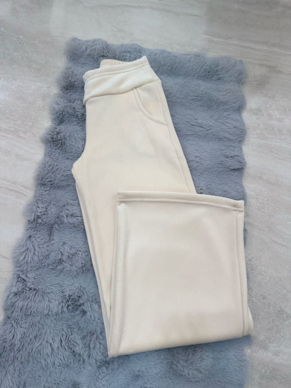 ec6ddf28-93d3-4c96-9451-140500f5d6ba Pantalon de pana recto - Imagen 1