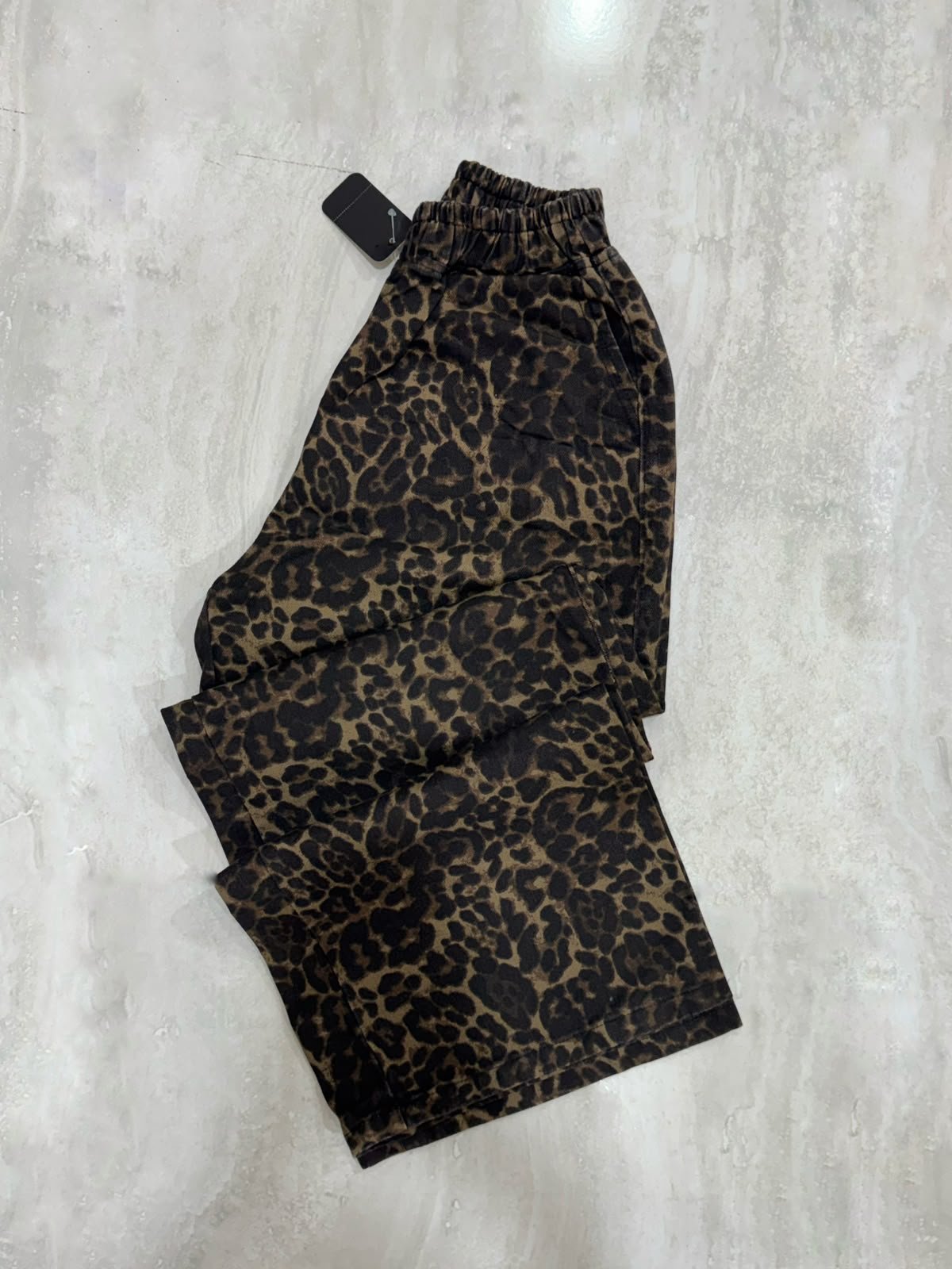 fdac25c9-bcdd-4285-a7ad-e880a824c0d7 Jeans animal print tiro alto - Imagen 1